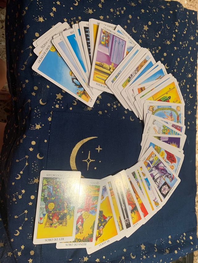 Barajas de tarot se entregan en su caja