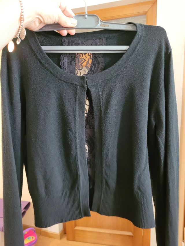 Chaqueta punto corta, negra con detalles espalda