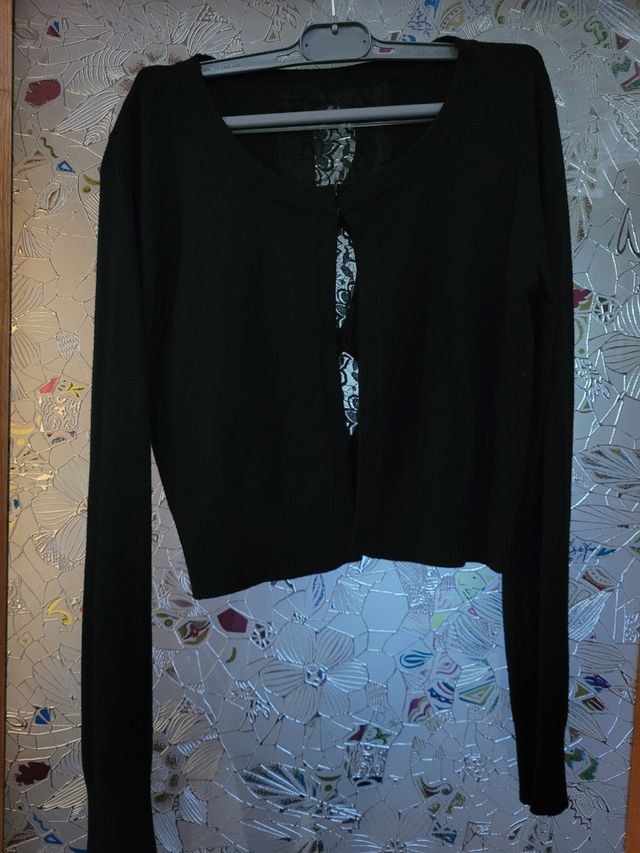 Chaqueta punto corta, negra con detalles espalda