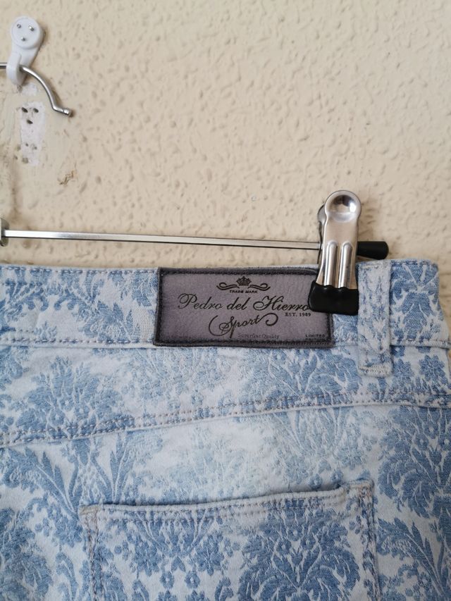 Pantalón chica talla 40 de Pedro del Hierro.