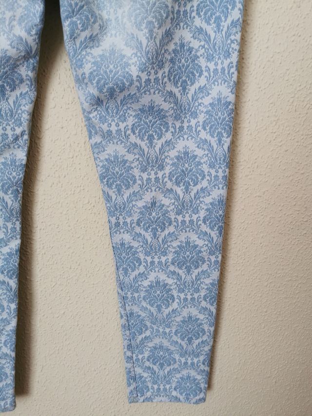 Pantalón chica talla 40 de Pedro del Hierro.