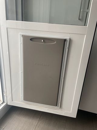 Puerta Staywell para mascotas.