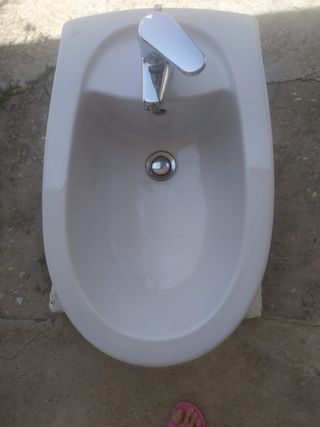 Vendo bidé con grifo monomando y latiguillos 