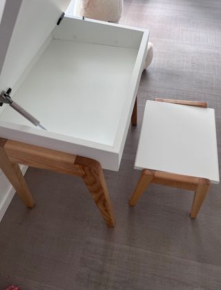Pupitre infantil de madera con banquito