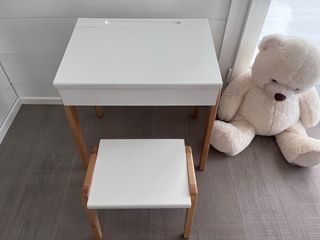 Pupitre infantil de madera con banquito