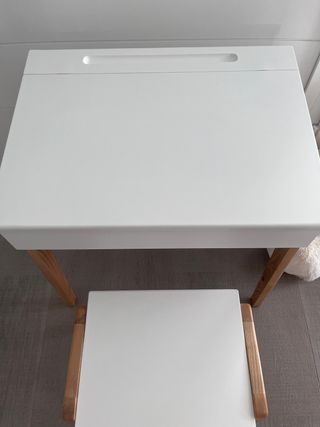 Pupitre infantil de madera con banquito