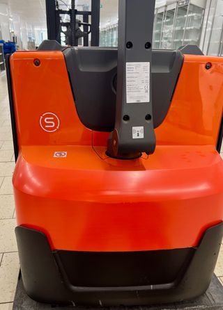 TRANSPALETA ELÉCTRICA SEMINUEVA 1800KG TOYOTA