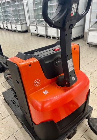 TRANSPALETA ELÉCTRICA SEMINUEVA 1800KG TOYOTA