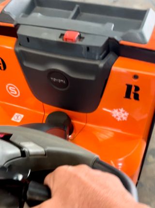 TRANSPALETA ELÉCTRICA SEMINUEVA 1800KG TOYOTA