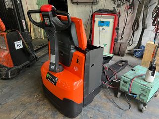 TRANSPALETA ELÉCTRICA SEMINUEVA 1800KG TOYOTA