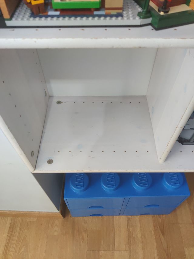 estantería con 4 cuadrantes