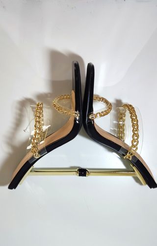 Zapatos de tacón alto negros y dorado.Nuevos