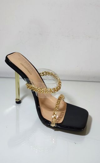 Zapatos de tacón alto negros y dorado.Nuevos