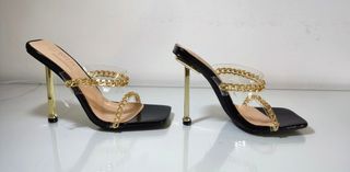 Zapatos de tacón alto negros y dorado.Nuevos