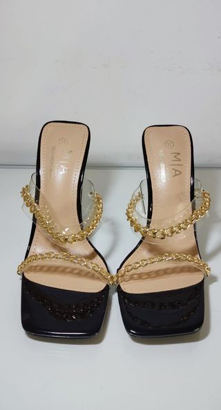 Zapatos de tacón alto negros y dorado.Nuevos