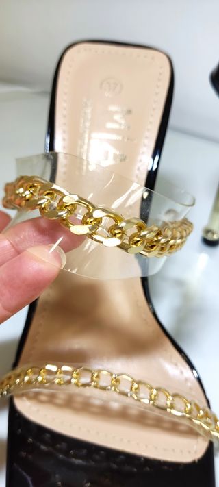 Zapatos de tacón alto negros y dorado.Nuevos