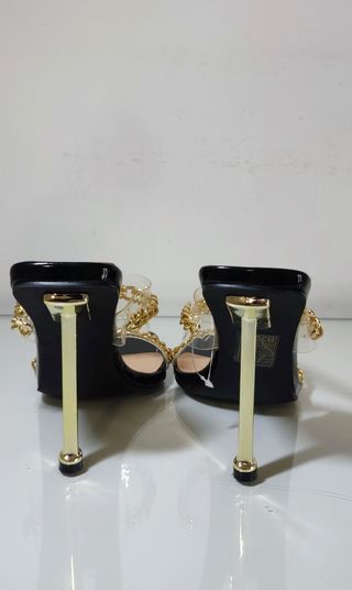 Zapatos de tacón alto negros y dorado.Nuevos
