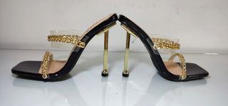 Zapatos de tacón alto negros y dorado.Nuevos