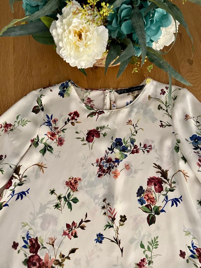 Blusa de flores beige de Zara
