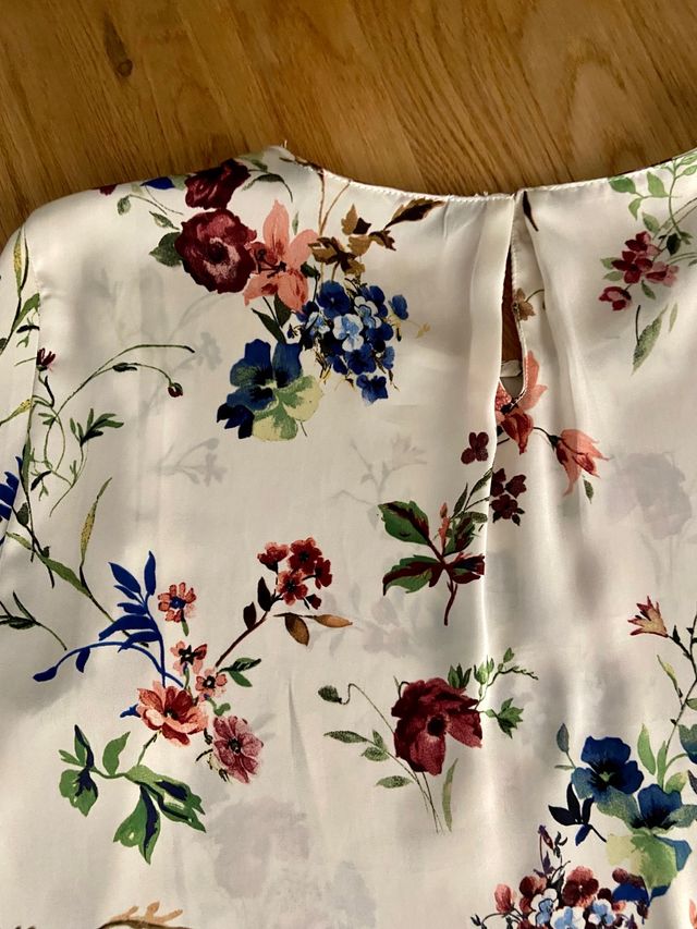 Blusa de flores beige de Zara