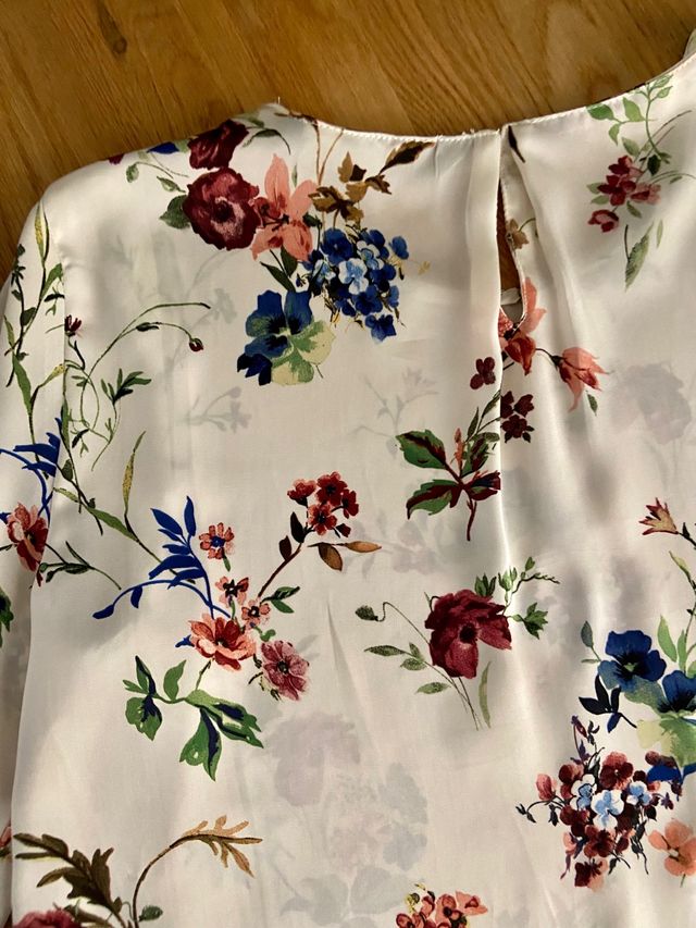 Blusa de flores beige de Zara