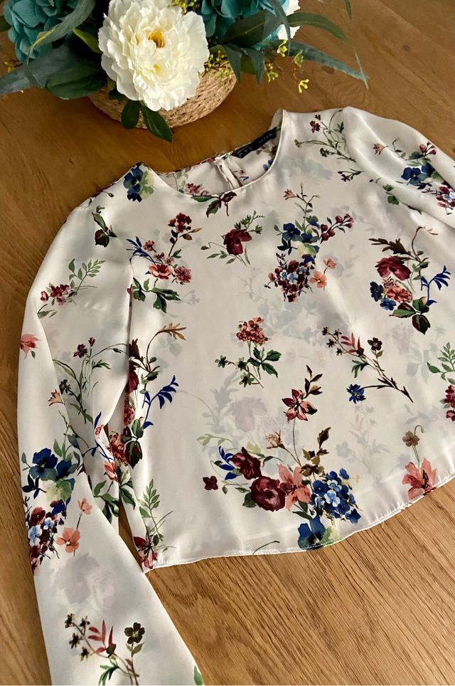 Blusa de flores beige de Zara