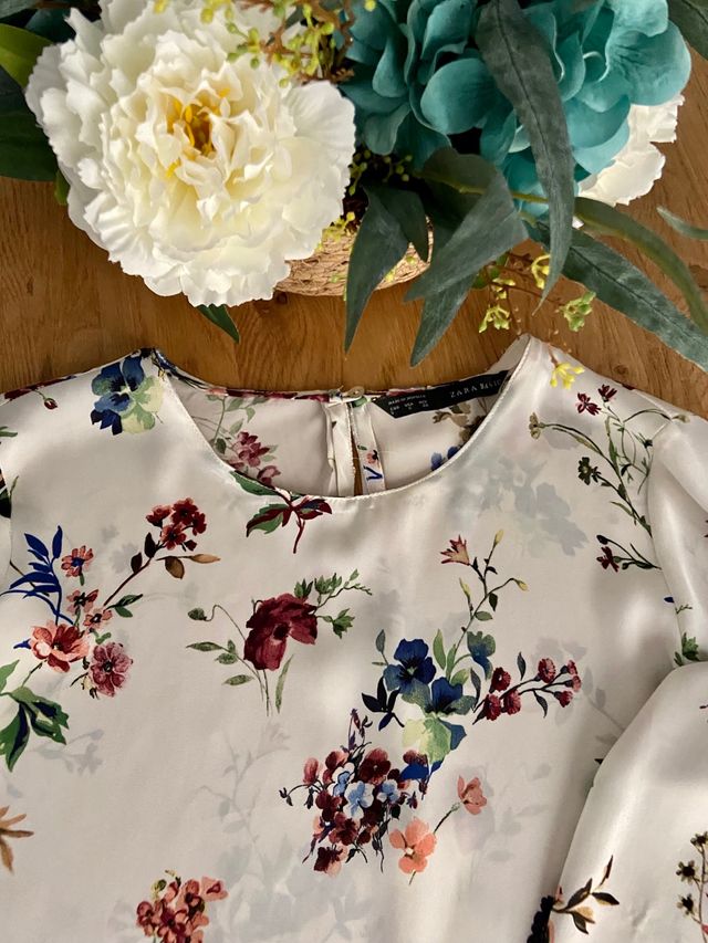 Blusa de flores beige de Zara