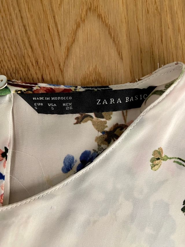 Blusa de flores beige de Zara