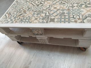 mesa  blanca palé con azulejos.Posibilidad transpo