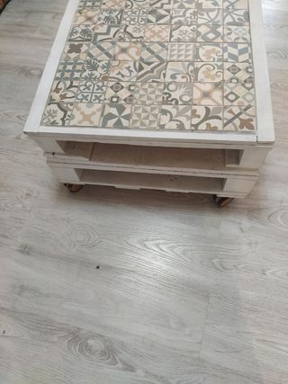 mesa  blanca palé con azulejos.Posibilidad transpo