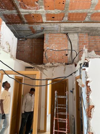 Derribar paredes y falso techos low cost