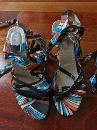 Sandalias multicolor tacón con tiras y lazos