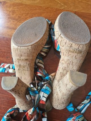 Sandalias multicolor tacón con tiras y lazos