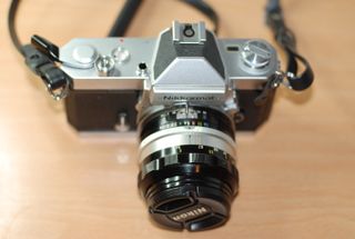 CAMARA REFLEX ANALOGICA CON OBJETIVO