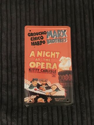 cartel metálico de una noche en la ópera