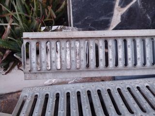 Rejilla galvanizada, cubre bordes.