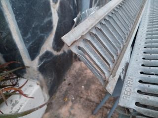 Rejilla galvanizada, cubre bordes.
