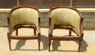 Dos sillones de caoba con adornos dorados