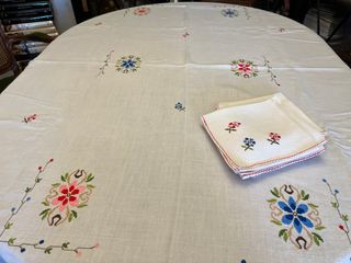 Mantel de lino con bordado y 12 servilletas