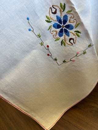 Mantel de lino con bordado y 12 servilletas