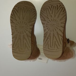 UGG bailey button 