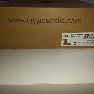 UGG bailey button 