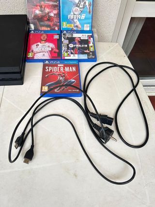 Play Station 4 PRO (PS4), 2 mandos, 5 juegos