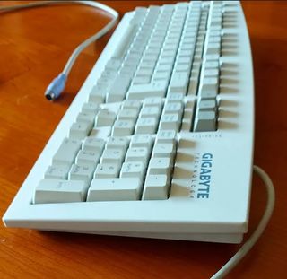 Teclado Retro Gigabyte Scorpius 98A plus Ps-2