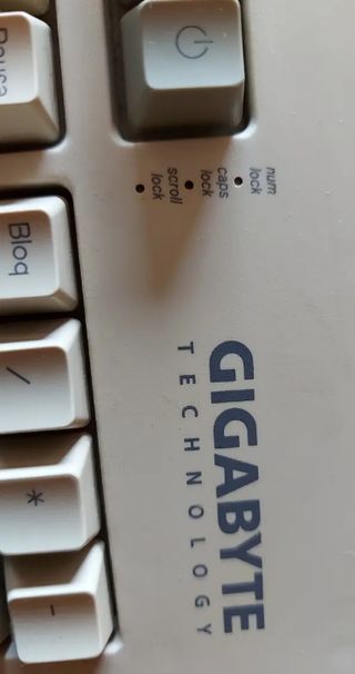 Teclado Retro Gigabyte Scorpius 98A plus Ps-2