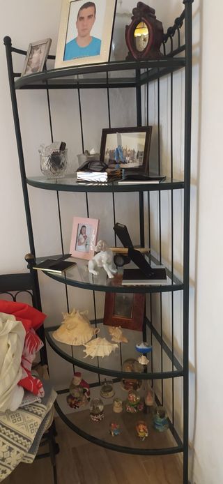 Estantería de hierro de esquina