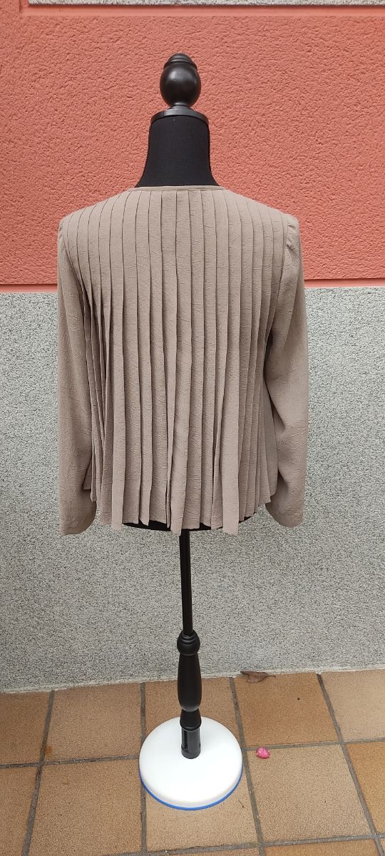 Chaqueta verano caqui plisada de Zara