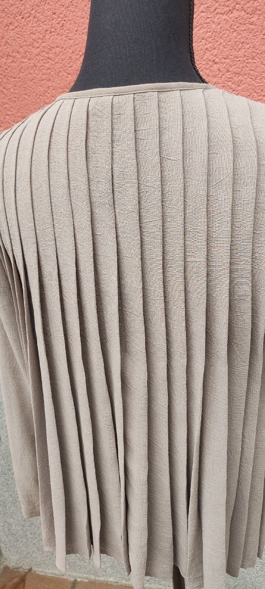 Chaqueta verano caqui plisada de Zara