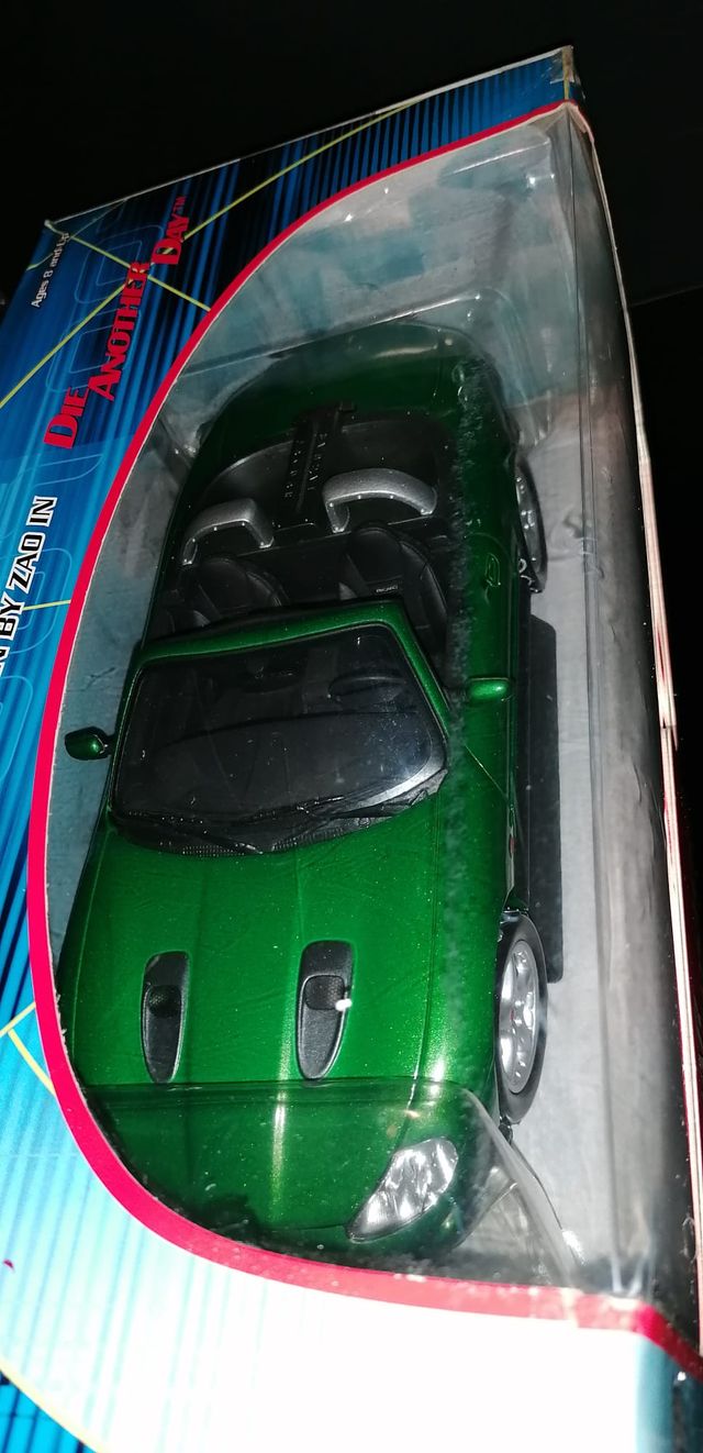 MAQUETA james bond 007-1:18 Jaguar xkr roadster -