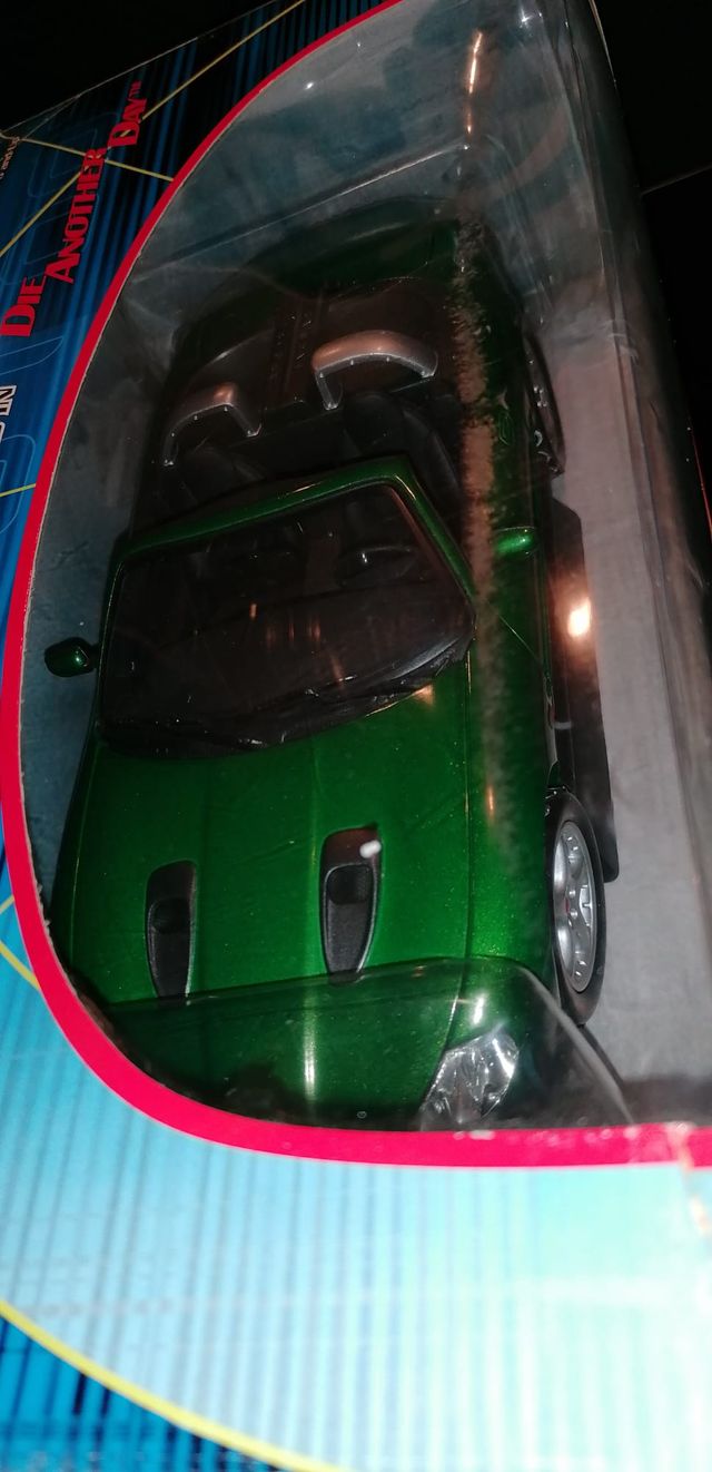 MAQUETA james bond 007-1:18 Jaguar xkr roadster -